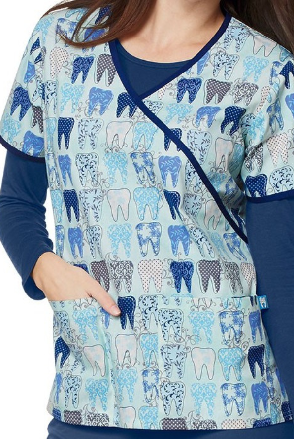 Blauer Damen-Kasack mit Zahnmotiv, mit zwei Hüfttaschen & V-Ausschnitt.
