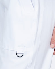 Nahansicht weiße Pflegehose Hosenbein