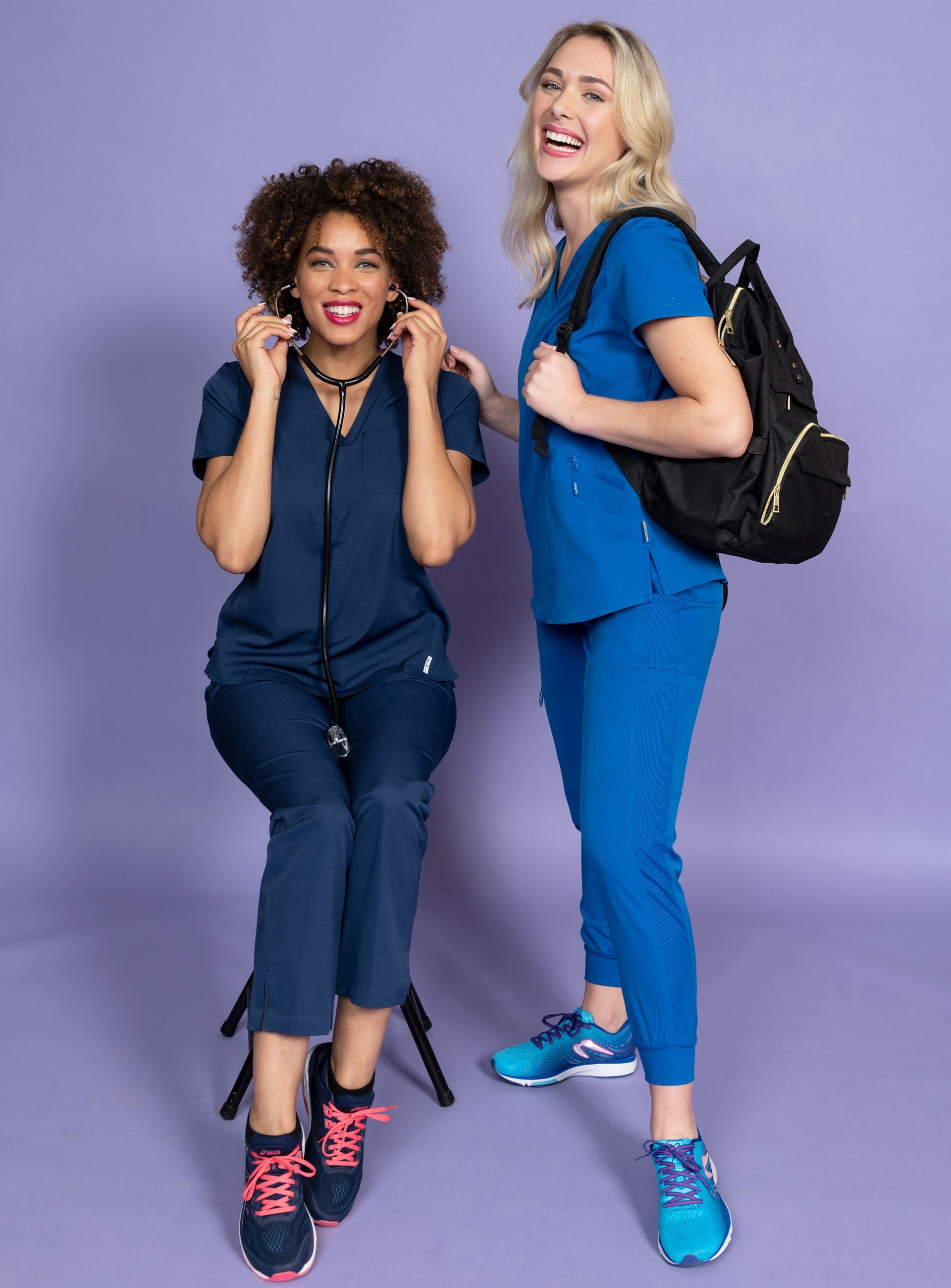 Zwei weibliche Models, die das Ava Therese Damen Kasack Set tragen.