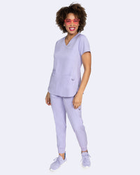 Lavendel farbiges Pflegeset Kasack & Hose getragen von einem Model 