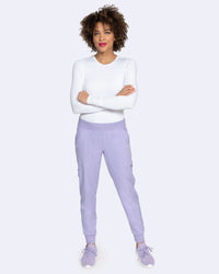 Lavendel farbige Slim Jogger Stretch Berufshose, getragen von einem Model 