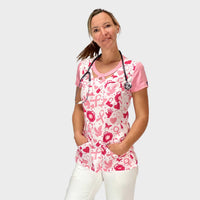 Brustkrebs Awareness Kasack getragen von einem weiblichen Model 
