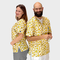Gelber Emoji Kasack getragen von einem männlichen und weiblichen Model